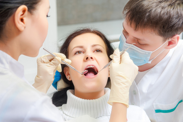 Paciente do sexo feminino com boca aberta
 - Foto, Imagem