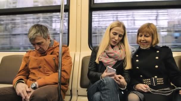 Utazás metróval és alszik az ember - Felvétel, videó