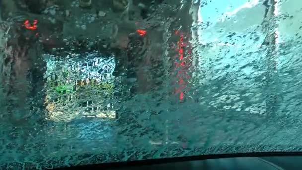 Стиральный автомобиль, вода и лобовое стекло
 - Кадры, видео