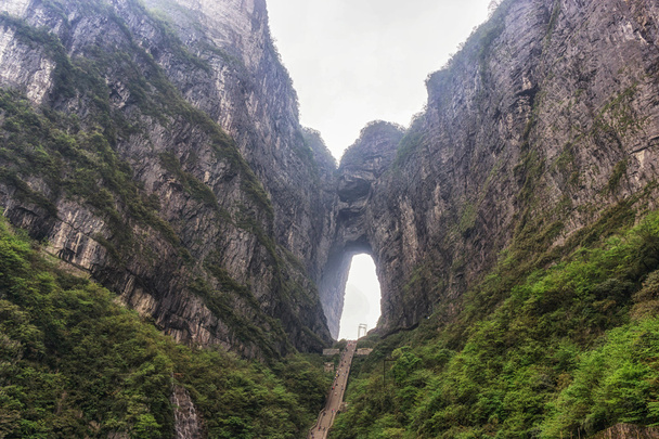 cueva de tianmen en el parque nacional de tianmen
 - Foto, imagen