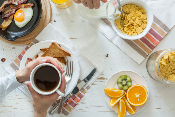 Family eating american breakfast - Foto, afbeelding