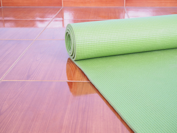 Зеленый коврик для йоги
 - Фото, изображение