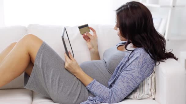 těhotná žena s tablet PC a kreditní kartou - Záběry, video