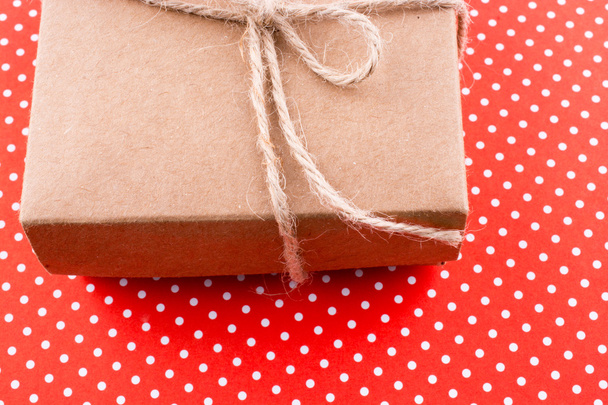 Caja de cartón sobre fondo rojo
 - Foto, imagen