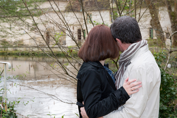 Rakastava ja romanttinen pari katselee jokea
 - Valokuva, kuva