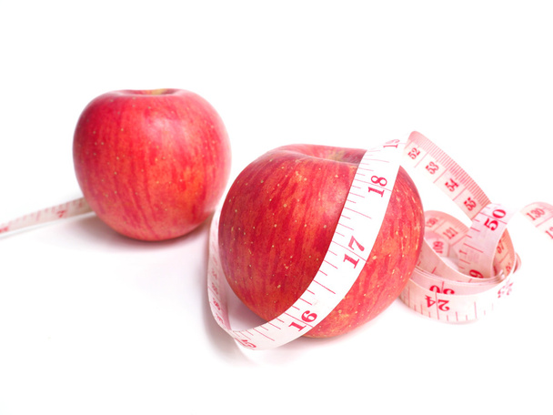rode appel en meetlint - Foto, afbeelding