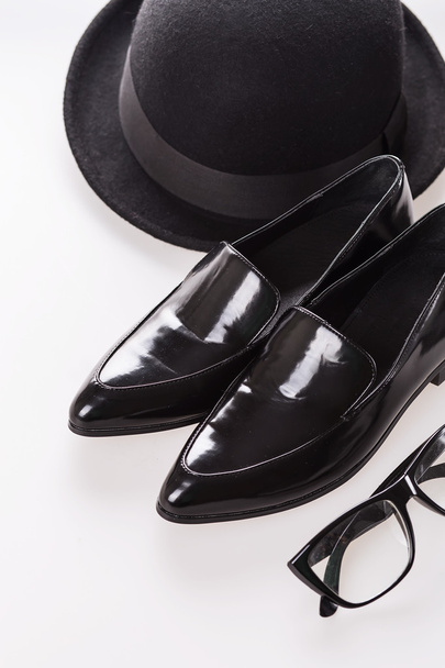 Conceito de moda com chapéu preto, sapatos e óculos
  - Foto, Imagem