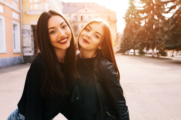 Dos chicas jóvenes adultas
 - Foto, imagen