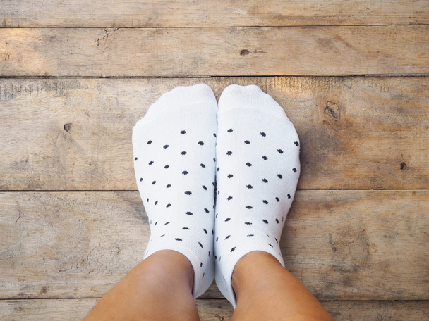  Füße tragen weiße gepunktete Socken - Foto, Bild