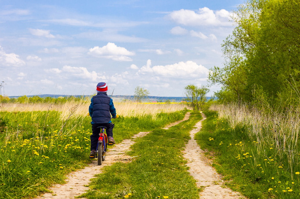 Fiú, ország út napos kerékpáron - Fotó, kép
