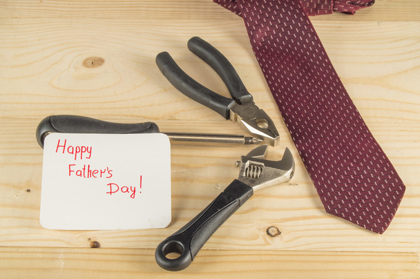 Dzień szczęśliwy ojców. Krawat i narzędzia na podłoże drewniane. - Zdjęcie, obraz