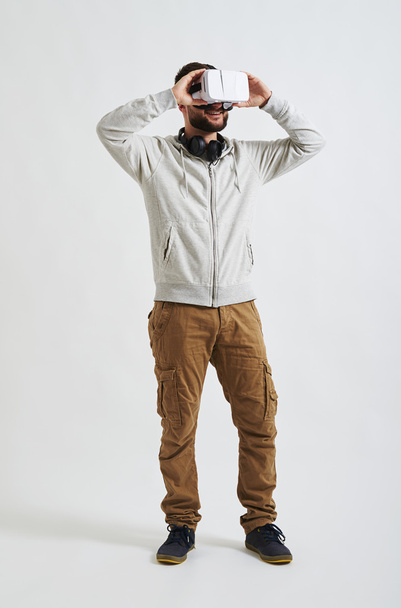 Un jeune homme utilise des lunettes de réalité virtuelle
 - Photo, image