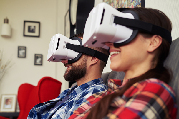 Close up de casal em óculos de realidade virtual
 - Foto, Imagem