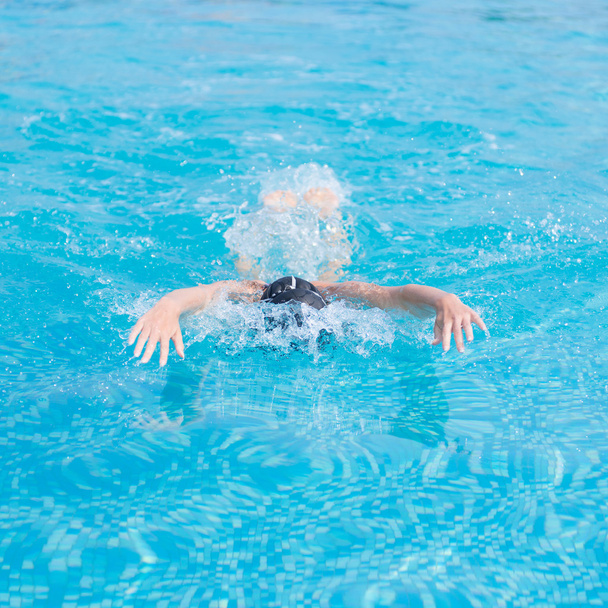Young girl swimming butterfly stroke style - Foto, imagen
