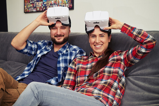 Couple avec lunettes de réalité virtuelle casque sur le dessus de leur tête
 - Photo, image