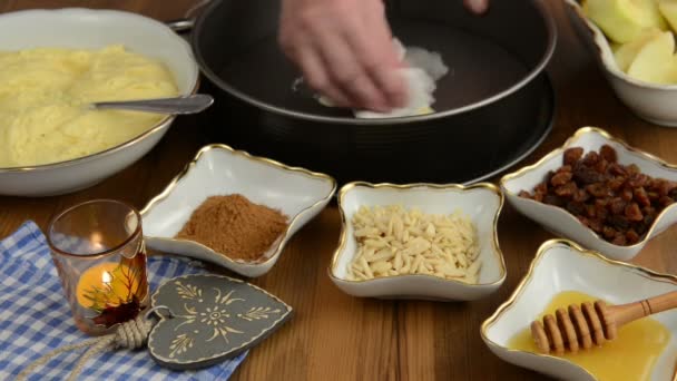 Apfelkuchenbacken. Frische Zitrone auf den rohen Apfelkuchen träufeln. Dazu kommen Zutaten wie Honig, Zimt, Mandelsplitter  - Filmmaterial, Video