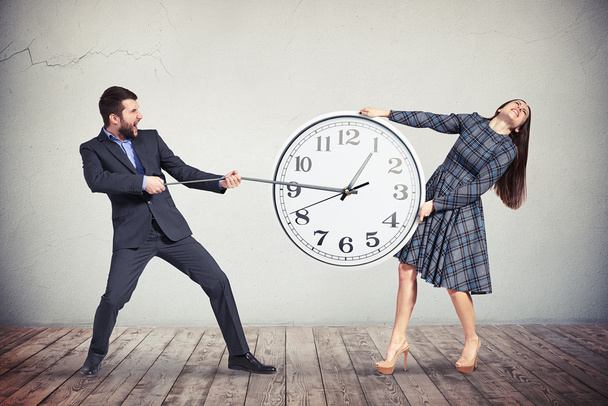 Мужчина и женщина пытаются замедлить время
 - Фото, изображение
