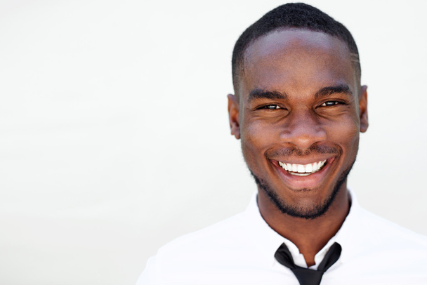 Hymyilevä komea nuori afrikkalainen mies
  - Valokuva, kuva