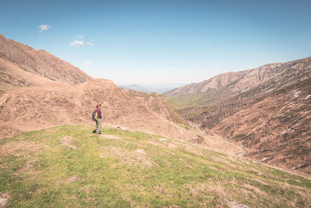 Піші прогулянки в Альпах панорамний стежка, тоновані зображення - Фото, зображення