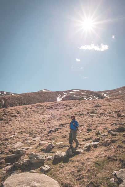 Backpacker senderismo en los Alpes, retroiluminación, imagen tonificada
 - Foto, imagen