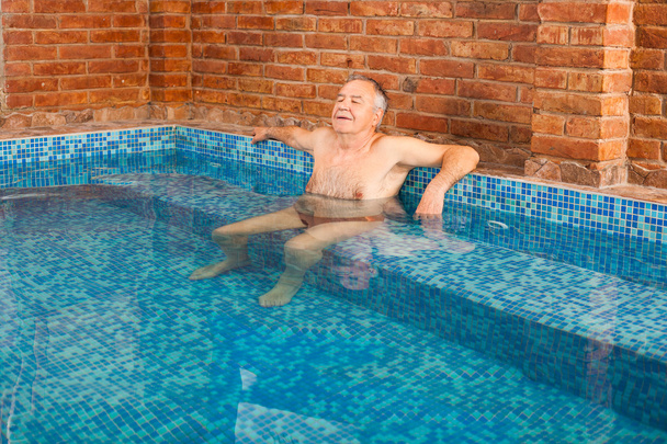 Старший чоловік розслабляючий
 - Фото, зображення