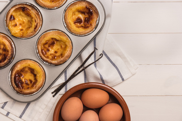 Pasteis de nata, bolos típicos de torta de ovo portugueses de Lisbo
 - Foto, Imagem