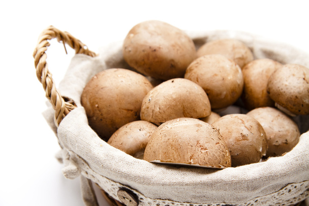 Brown champignons in the basket - Foto, Imagen