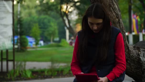 chica joven uso de la aplicación en la tableta del ordenador
 - Metraje, vídeo