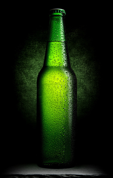 Cerveja verde em preto
 - Foto, Imagem