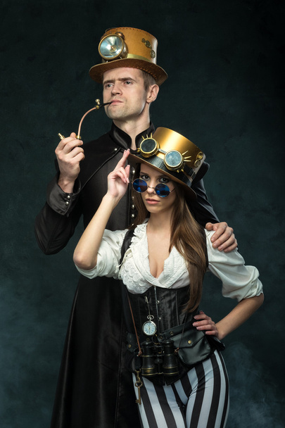 La coppia steampunk. Un uomo con una pipa e una ragazza con gli occhiali
  - Foto, immagini