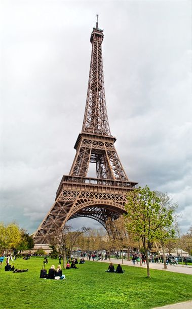 Eyfel Kulesi Paris çim üzerinde kişi ile - Fotoğraf, Görsel