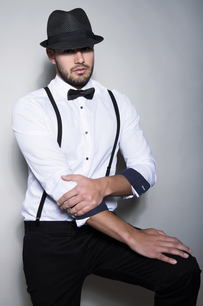 handsome young man in suit on grey background - Fotó, kép