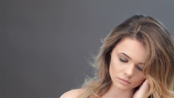 Közelről modell toching arcát - Felvétel, videó