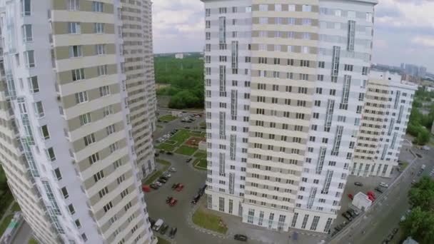 Woningcomplex met hoge huizen  - Video