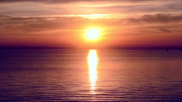 schöner Sonnenaufgang oder Sonnenuntergang über dem Meer mit im Wasser reflektiertem Licht - Filmmaterial, Video
