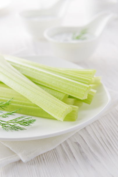 Čerstvý celer hole s jogurt dip na bílém pozadí dřevěná - Fotografie, Obrázek