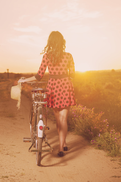 menina com andar de bicicleta no campo
 - Foto, Imagem
