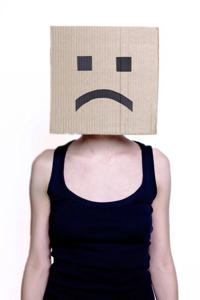 Chica en máscara de cartón con sonrisa triste
 - Foto, Imagen