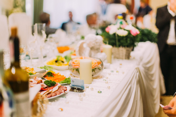 Contas como presente no casamento na mesa close-up
 - Foto, Imagem