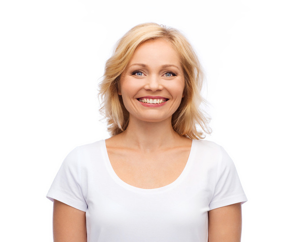 smiling woman in blank white t-shirt - Fotoğraf, Görsel