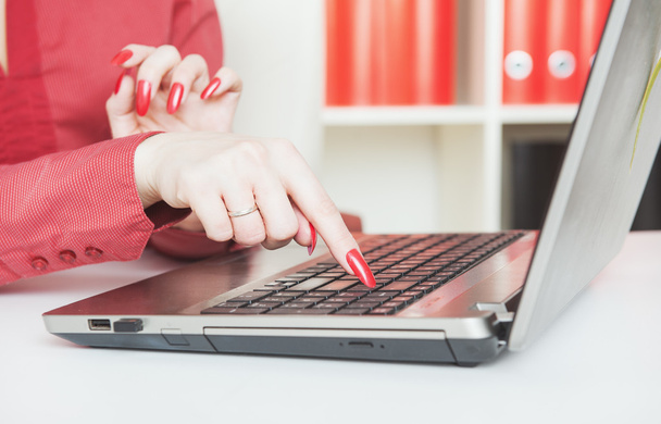 Деловая женщина руки печатает на ноутбуке в офисе
 - Фото, изображение