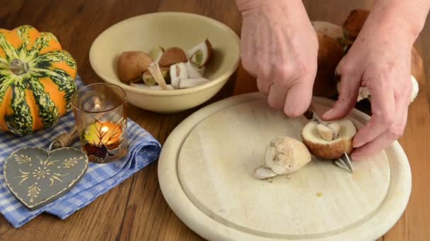 limpeza centavo pão cogumelos com faca para cozinhar uma refeição
. - Filmagem, Vídeo