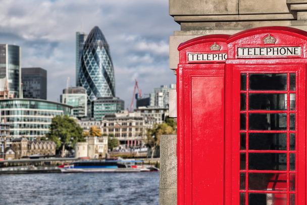 Símbolos de Londres con BOOTHS rojos contra la arquitectura moderna en Inglaterra, Reino Unido
 - Foto, Imagen