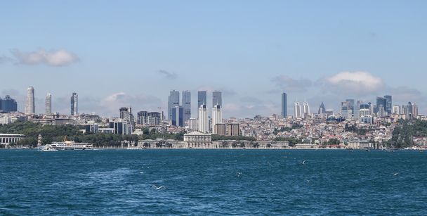 Palacio Dolmabahce y Besiktas en Estambul, Turquía
 - Foto, Imagen