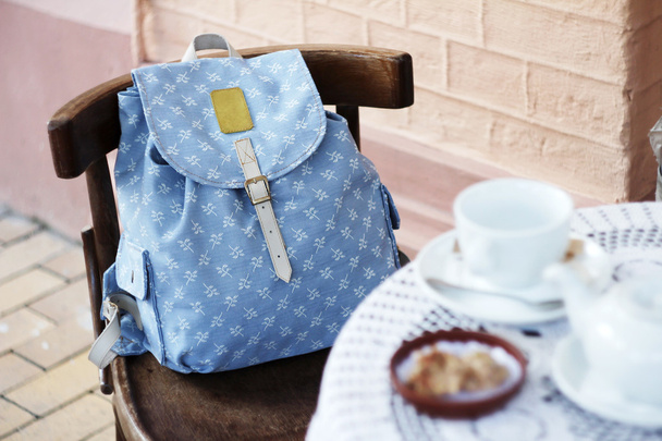 рюкзак на стільці кафе
 - Фото, зображення