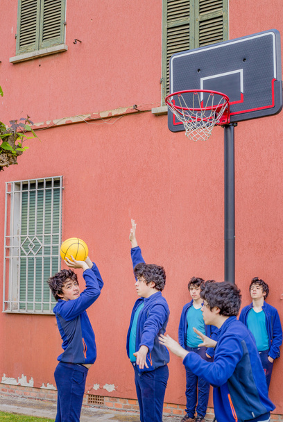 chicos jugando baloncesto, en realidad el mismo tipo clonado en una multiplicidad
 - Foto, imagen