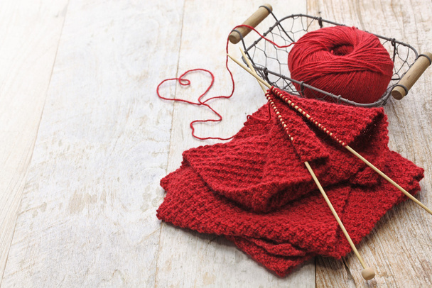 bufanda roja tejida a mano e hilo en forma de corazón
 - Foto, Imagen