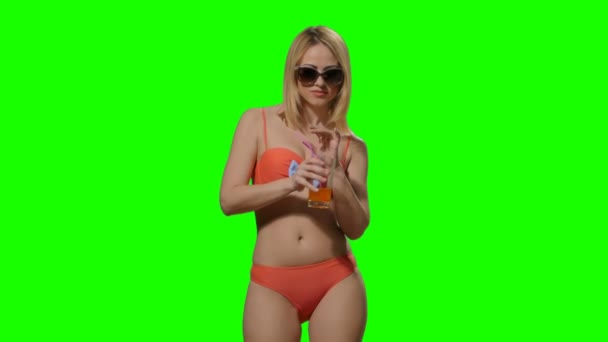 Blond dziewczyna w kostiumie kąpielowym jedzenie banana (kanał alfa) - Materiał filmowy, wideo