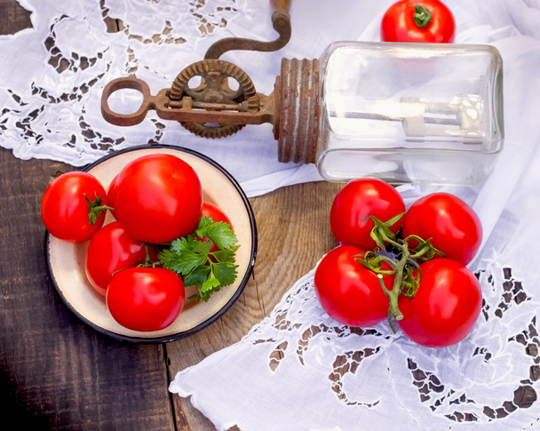 Tomate - Tomaten und rustikaler Stabmixer - Foto, Bild