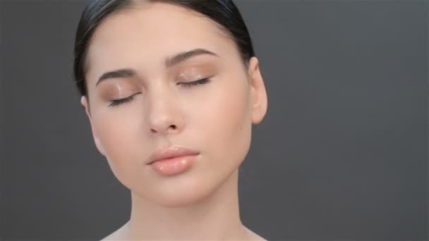 Close up of girl with closed eyes - Video